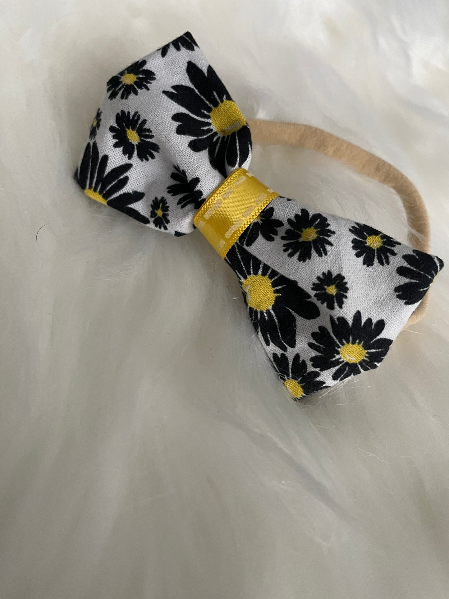 Black Daisy - Bow